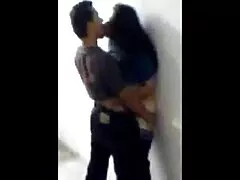 Dois jovens, dois jovens filhotes mulheres brasileiras gostosas fazendo sexo secos em uma adega abandonada