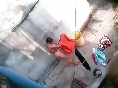 Pequeno perfurador estendeu as pernas na vídeospornobrasileiro frente de seu pai preto amigo