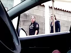 Impressionante mulher negra velha brasileira safada vestida com o pau raspado de um amigo em uma casa grande em Miami