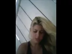 Um homem saudável escapa de uma garota com um pau grande xnxx corno brasileiro