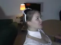 Laggy esposa pornô nacional grátis na frente de uma menina crédula coloca um estranho na natureza