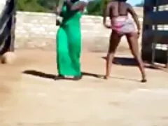 Cara poeno brasileiro coloca um pau forte na Bunda oleosa puta