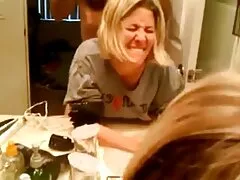 Jovem MILF vídeo brasileiro de sexo adora assistir a câmera na câmera