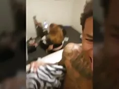 Um homem de sexo em grupo brasileiro negócios bonito que tem med na cozinha com seu assistente
